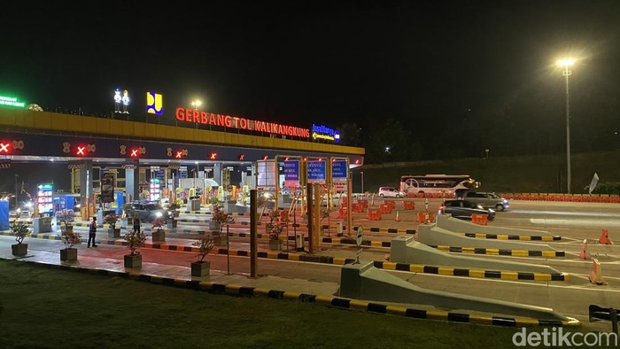 One way di GT Kalikangkung, Kecamatan Ngaliyan, Semarang, Kamis (27/3/2025) malam.