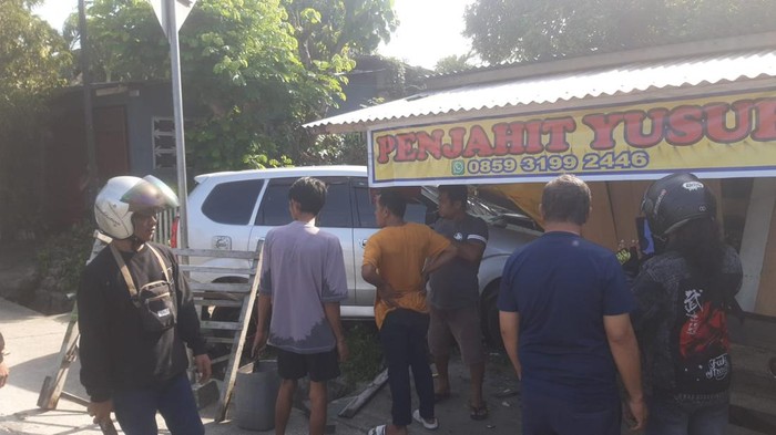 Pria bernama Aksa Abd Samad di Kota Palu, Sulawesi Tengah (Sulteng) tewas usai ditabrak mobil saat tengah duduk di atas motornya di pinggir jalan.
