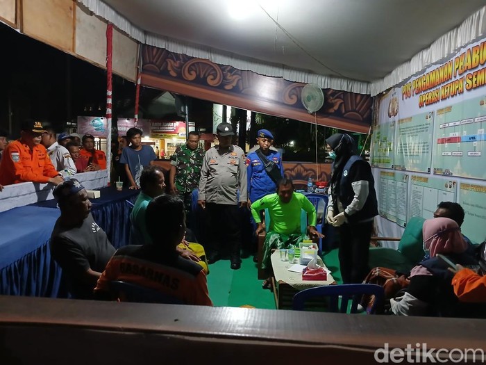 Para korban kapal tenggelam diserahkan ke Tim SAR di Arjasa untuk dibawa pulang ke Pamekasan menggunakan kapal KN SAR Permadi