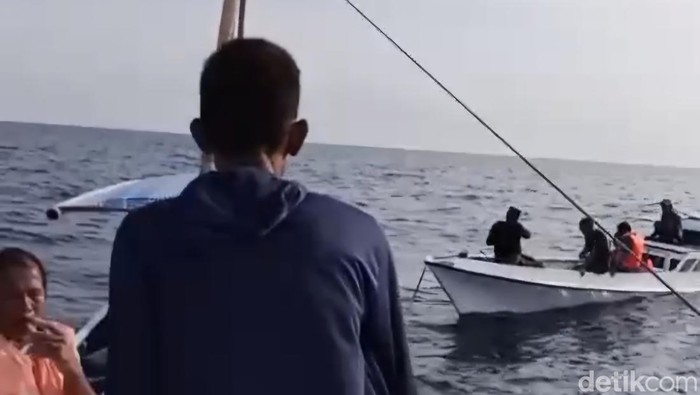 Para nelayan korban perahu tenggelam di Sumenep saat dievakuasi