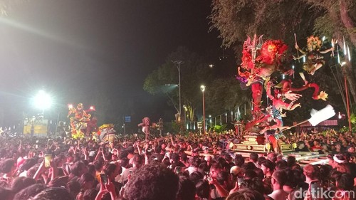 Pawai goh-ogoh jelang Nyepo 2025 di depan bundaran Patung Catur Muka Puputan, Denpasar, Jumat (28/3/2025). (Aryo Mahendro/detikBali)