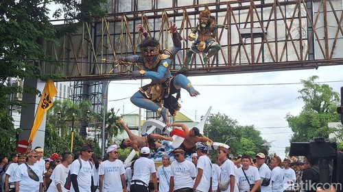 Salah satua ogoh-ogoh yang mengikuti pawai di Kota Mataram, Jumat (28/3/2025).