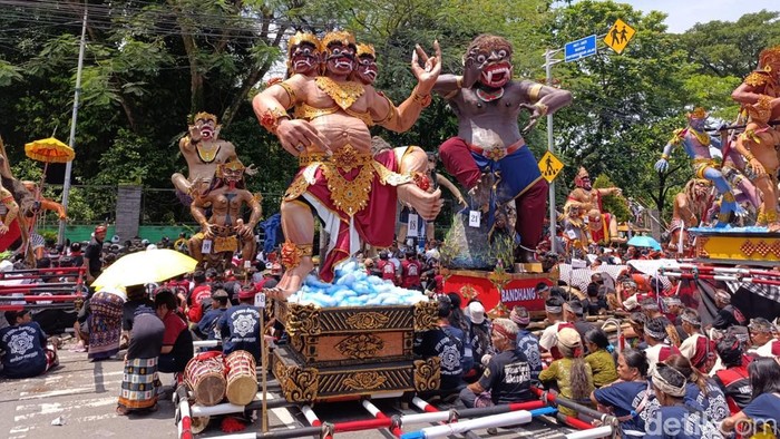 pawai ogoh-ogoh blitar