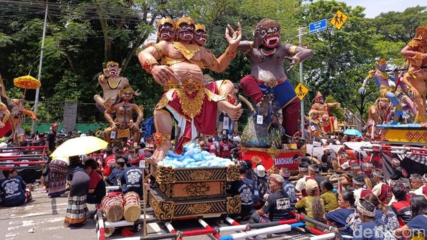 pawai ogoh-ogoh blitar