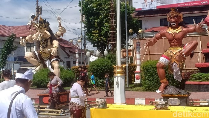 Pawai ogoh-ogoh di Kota Manado.