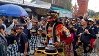Dari pantauan detikJatim, pawai ogoh-ogoh dimulai pukul 15.20 WIB. Diawali dengan ogoh-ogoh Hanoman berukuran kecil.