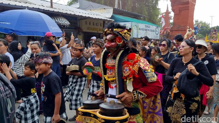 pawai ogoh-ogoh di surabaya pawai ogoh-ogoh di surabaya