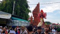 Warga pun antusias melihat pawai ogoh-ogoh di kawasan Pura Segara. Sebab kegiatan seperti ini hanya ada setahun sekali.