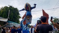 Tiga ogoh-ogoh besar sempat tersendat jalannya karena terhalang kabel listrik. Namun sudah diantisipasi dengan mengangkat kabel menggunakan kayu dan ogoh-ogoh diturunkan agar bisa lewat.