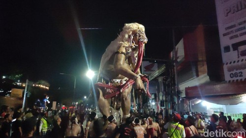 Pawai ogoh-ogoh jelang Nyepi di sepanjang Jalan I Gusti Ngurah Rai, Kecamatan Kediri, Tabanan, Bali, Jumat (28/3/2025). (Ahmad Firizqi)