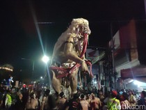 Berbagai Rupa Ogoh-ogoh Saat Pengerupukan di Tabanan, Ada Leak-Gajah Mina