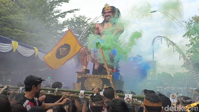 Salah satu ogoh-ogoh yang ikut pawai di Kota Kupang, Jumat (28/3/2025).