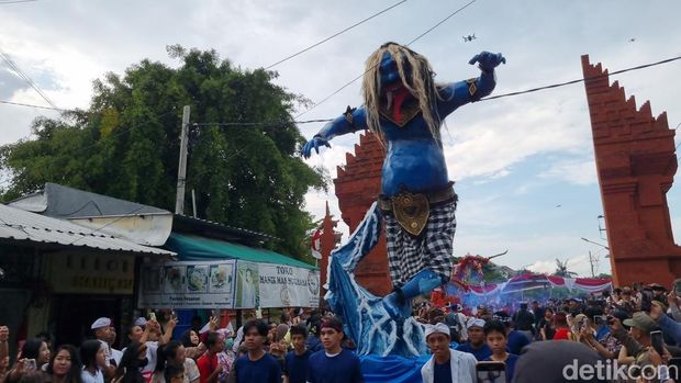 pawai ogoh-ogoh surabaya