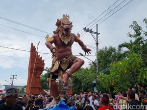 Meriahnya Pawai Ogoh-ogoh di Pura Segara Kenjeran