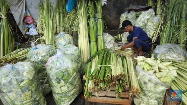 Pedagang menyelesaikan pembuatan kulit ketupat di Pasar Palmerah, Jakarta, Jumat (28/3/2025). Menjelang lebaran, sejumlah pedagang kulit ketupat musiman mulai menjajakan kulit ketupat dengan harga Rp10 ribu hingga Rp15 ribu per ikat tergantung ukuran. (CNBC Indonesia/Tri Susilo)