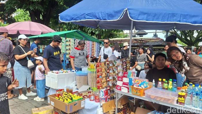 Sejumlah pedagang minuman dan makanan ringan di Jalan Pejanggik, Kota Mataram, Jumat (28/3/2025).