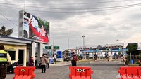 Sejumlah petugas kepolisian memasang water barier dipintu masuk dermaga Ketapang.