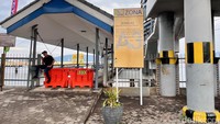 Tepat pukul 5 sore, loket-loket sudah tidak melayani penumpang yang akan masuk ke Pelabuhan Ketapang.