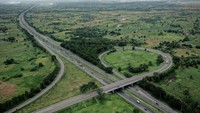 Foto udara kendaraan melintas di ruas Tol Cikopo-Palimanan, Indramayu, Jawa Barat, Jumat (28/3/2025).