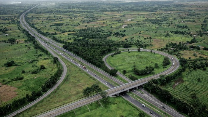 Pemberlakuan one way Tol Transjawa Kendaraan melintas di ruas Tol Cikopo-Palimanan, Indramayu, Jawa Barat, Jumat (28/3/2025). Korlantas Polri mulai memberlakukan sistem satu arah atau one way dari KM 70 ruas Tol Jakarta-Cikampek hingga KM 414 GT Tol Kalikangkung untuk mengurai kemacetan puncak arus mudik yang diprediksi terjadi pada hari ini. ANTARA FOTO/Fauzan/agr