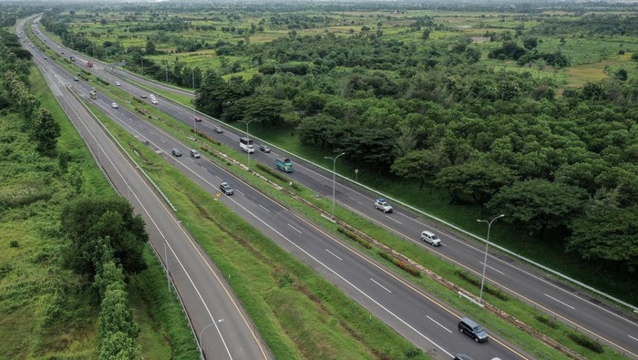 Kendaraan melintas di ruas Tol Cikopo-Palimanan, Indramayu, Jawa Barat, Jumat (28/3/2025). Korlantas Polri mulai memberlakukan sistem satu arah atau one way dari KM 70 ruas Tol Jakarta-Cikampek hingga KM 414 GT Tol Kalikangkung untuk mengurai kemacetan puncak arus mudik yang diprediksi terjadi pada hari ini. ANTARA FOTO/Fauzan/agr