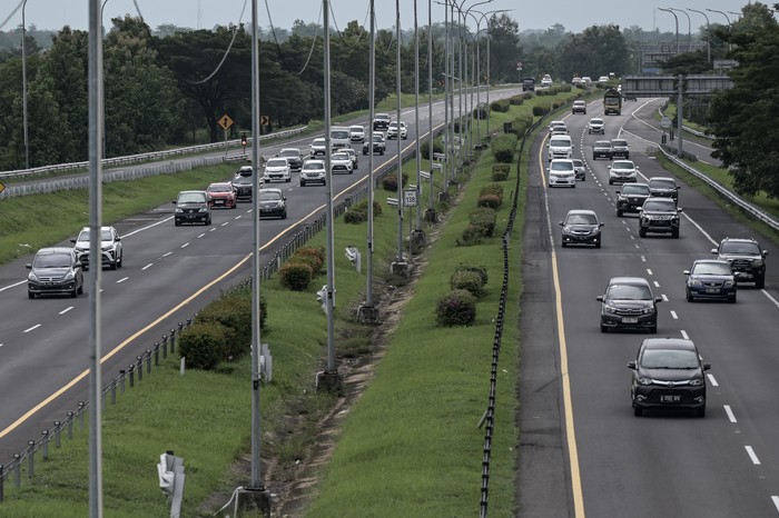 Kendaraan melintas di ruas Tol Cikopo-Palimanan, Indramayu, Jawa Barat, Jumat (28/3/2025). Korlantas Polri mulai memberlakukan sistem satu arah atau one way dari KM 70 ruas Tol Jakarta-Cikampek hingga KM 414 GT Tol Kalikangkung untuk mengurai kemacetan puncak arus mudik yang diprediksi terjadi pada hari ini. ANTARA FOTO/Fauzan/agr