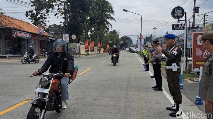 Pemudik menggunakan sepeda motor dari arah Jakarta mulai mendominasi di jalur Simpang Ajibarang, Kabupaten Banyumas, Jumat (28/3/2025).
