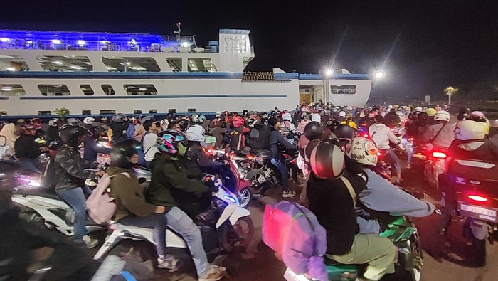 Pemudik motor di Pelabuhan Ciwandan (Bahtiar/detikcom)