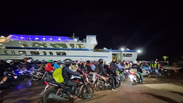 Pemudik motor di Pelabuhan Ciwandan (Taufiq/detikcom)
