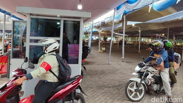 Pemudik roda dua mulai melandai di Pelabuhan Ciwandan, Cilegon pada pagi ini. Diperkirakan, kendaraan kembali meningkat saat puncak arus mudik malam nanti. (Bahtiar/detikcom)
