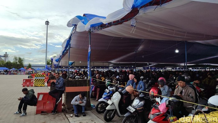 Pemudik roda dua mulai melandai di Pelabuhan Ciwandan, Cilegon pada pagi ini. Diperkirakan, kendaraan kembali meningkat saat puncak arus mudik malam nanti. (Bahtiar/detikcom)