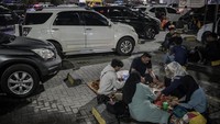Pemudik menyantap makanan saat waktu sahur di rest area KM 57 Tol Jakarta-Cikampek, Karawang, Jawa Barat, Jumat (28/3/2025).