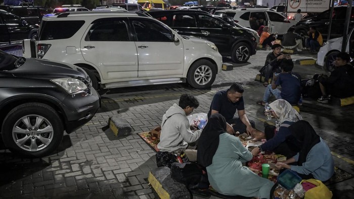 Pemudik menyantap makanan saat waktu sahur di rest area KM 57 Tol Jakarta-Cikampek, Karawang, Jawa Barat, Jumat (28/3/2025). Sejumlah pemudik memilih menghabiskan waktu sahur di rest area sekaligus berisitirahat sebelum melanjutkan perjalanan ke tujuan. ANTARA FOTO/Fauzan/wpa.