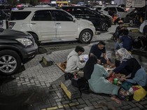 Momen Pemudik Sahur di Rest Area Tol Saat Mudik Lebaran