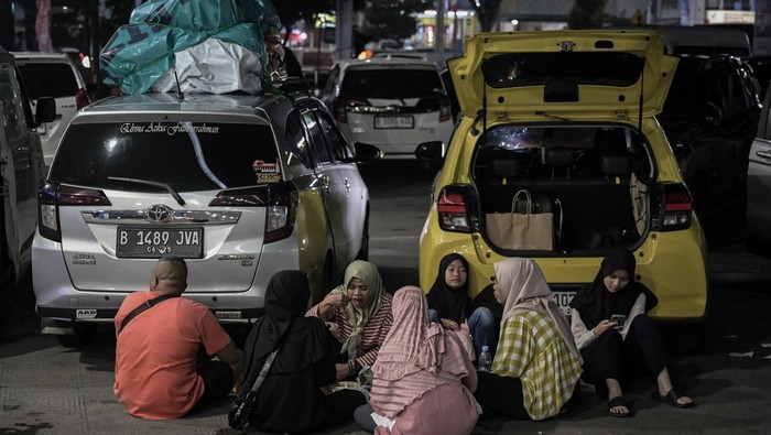 Pemudik menyantap makanan saat waktu sahur di rest area KM 57 Tol Jakarta-Cikampek, Karawang, Jawa Barat, Jumat (28/3/2025). Sejumlah pemudik memilih menghabiskan waktu sahur di rest area sekaligus berisitirahat sebelum melanjutkan perjalanan ke tujuan. ANTARA FOTO/Fauzan/wpa.