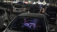 Pemudik sahur di dalam mobilnya.