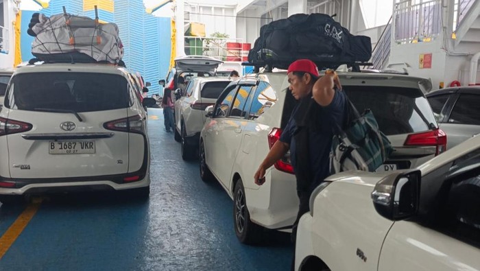 Pemudik yang akan menyeberang dari Pelabuhan TAA ke Babel.