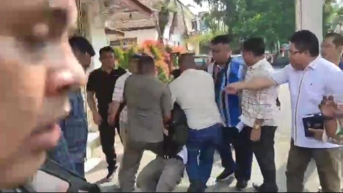 Tangkapan layar momen mahasiswa diduga dipukul anggota DPRD Pematangsiantar