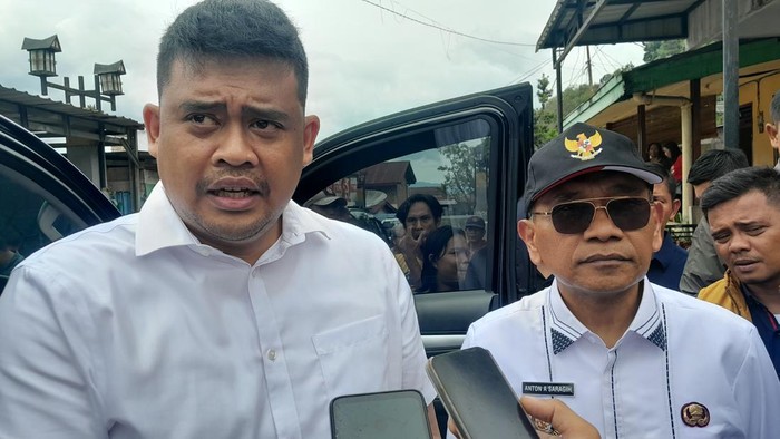 Gubsu Bobby bersama Bupati Simalungun Anton Achmad Saragih usai di lokasi yang diterjang banjir bandang di kawasan Parapat