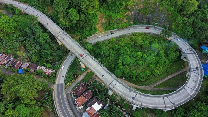 Pengoperasian jalan layang Poros Maros Bone Kendaraan pemudik melintas di Jalan Layang Poros Maros-Bone di Tompo Ladang, Kecamatan Mallawa, Kabupaten Maros, Sulawesi Selatan, Jumat (28/3/2025). Ditjen Bina Marga Kementerian PUPR telah melakukan uji laik fungsi dan uji laik operasi sehingga jalan tersebut sudah bisa dilalui dengan harapan dapat mengurangi kemacetan. ANTARA FOTO/Chairil Indra/agr