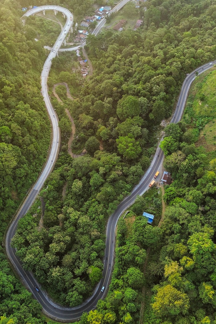 Pengoperasian jalan layang Poros Maros Bone Kendaraan pemudik melintas di Jalan Layang Poros Maros-Bone di Tompo Ladang, Kecamatan Mallawa, Kabupaten Maros, Sulawesi Selatan, Jumat (28/3/2025). Ditjen Bina Marga Kementerian PUPR telah melakukan uji laik fungsi dan uji laik operasi sehingga jalan tersebut sudah bisa dilalui dengan harapan dapat mengurangi kemacetan. ANTARA FOTO/Chairil Indra/agr
