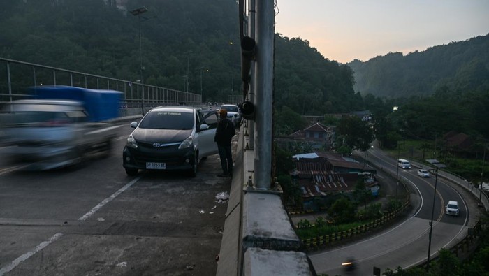 Pengoperasian jalan layang Poros Maros Bone Kendaraan pemudik melintas di Jalan Layang Poros Maros-Bone di Tompo Ladang, Kecamatan Mallawa, Kabupaten Maros, Sulawesi Selatan, Jumat (28/3/2025). Ditjen Bina Marga Kementerian PUPR telah melakukan uji laik fungsi dan uji laik operasi sehingga jalan tersebut sudah bisa dilalui dengan harapan dapat mengurangi kemacetan. ANTARA FOTO/Chairil Indra/agr