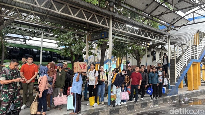 Penumpang bus di Terminal Purabaya Penumpang bus di Terminal Purabaya