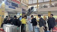 Mengingat hari ini juga merupakan hari pertama cuti bersama Idul Fitri yang berbarengan dengan cuti bersama Nyepi. Penumpang pun datang silih berganti.
