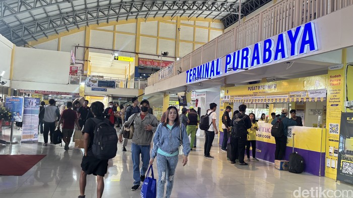 Penumpang bus di Terminal Purabaya