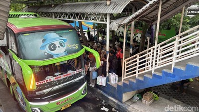 Pemudik Mulai Padati Terminal Purabaya