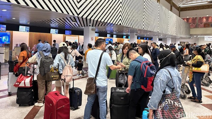 Penumpang di Bandara Juanda