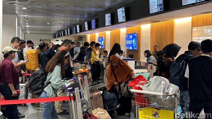 Penumpang di Bandara Juanda
