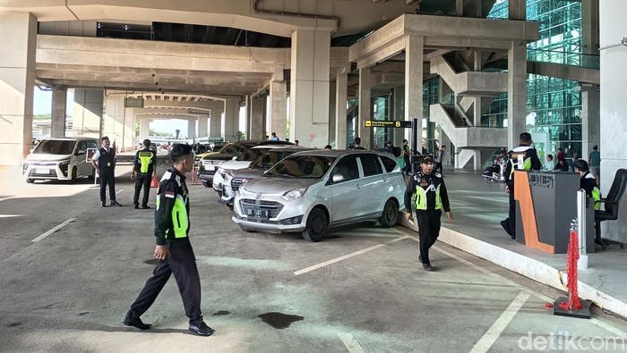 Petugas berjaga di Bandara Internasional Sultan Hasanuddin Makassar.