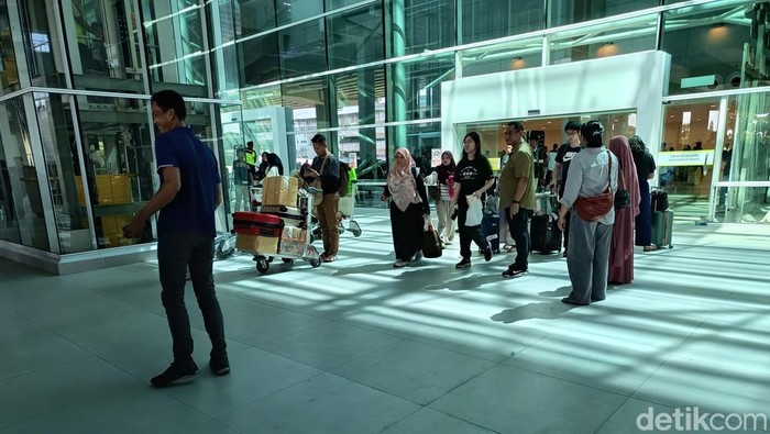 Petugas berjaga di sekitar area kedatangan penumpang di Bandara Internasional Sultan Hasanuddin Makassar.